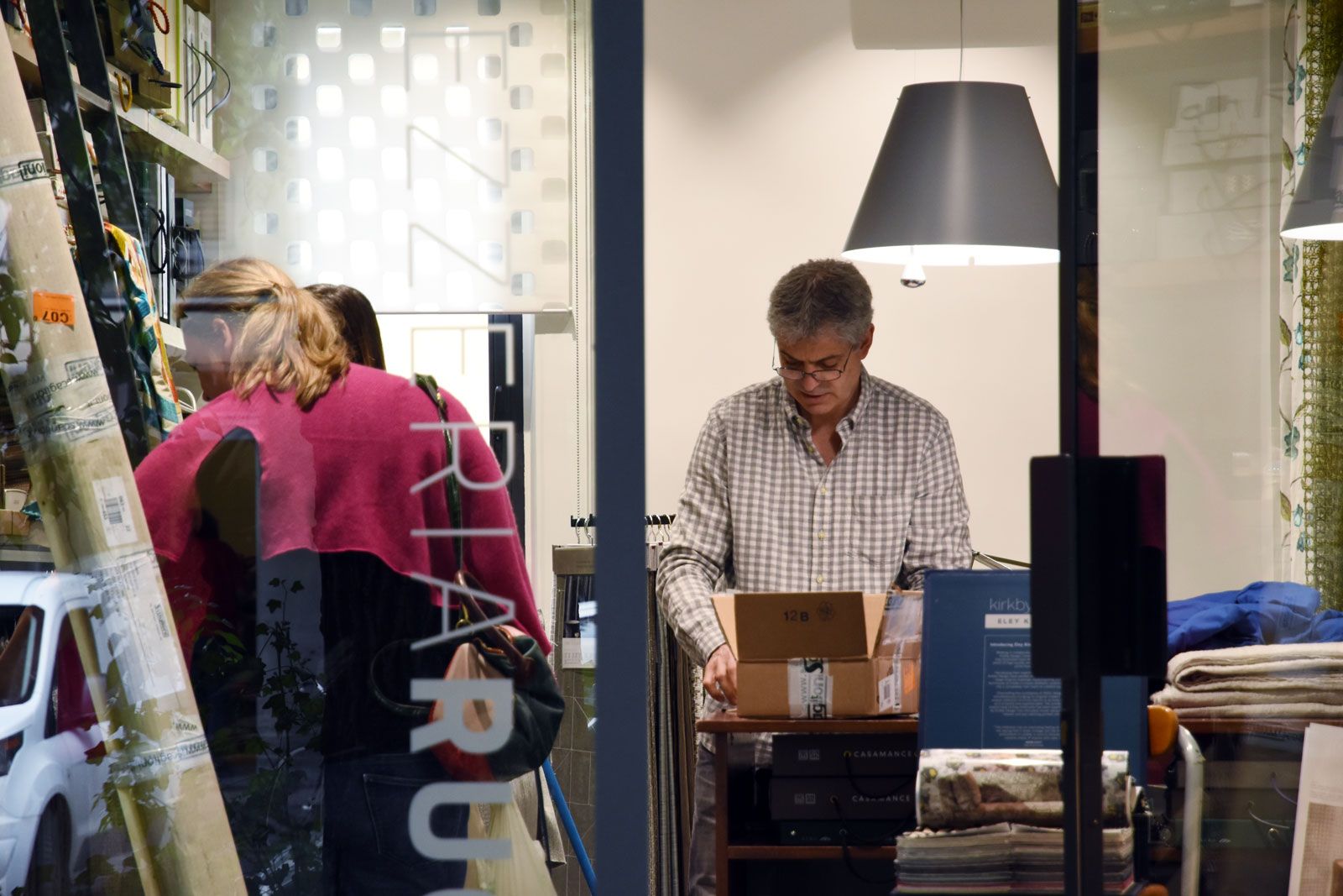 clienti guardano i  tessuto nello showroom
