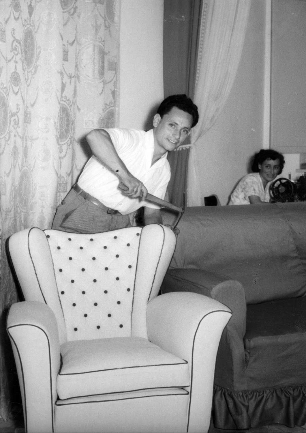 il laboratorio della tappezzeria negli anni '50