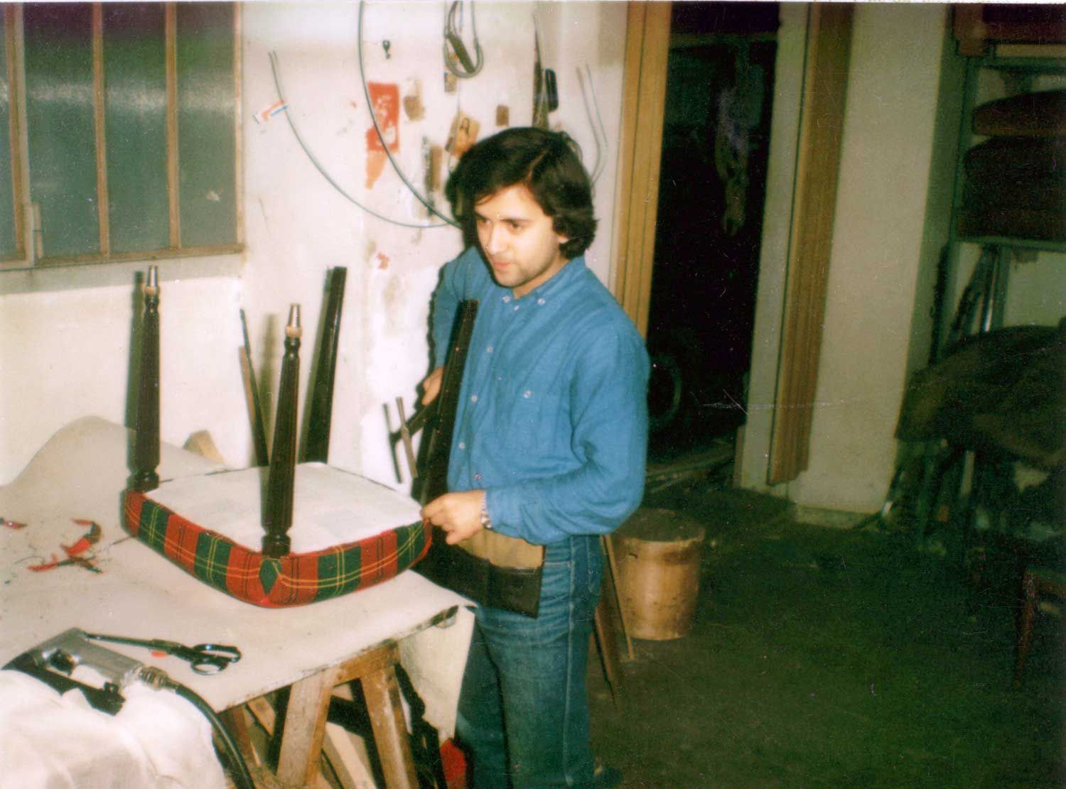 Operaio al lavoro nel laboratorio negli anni '70