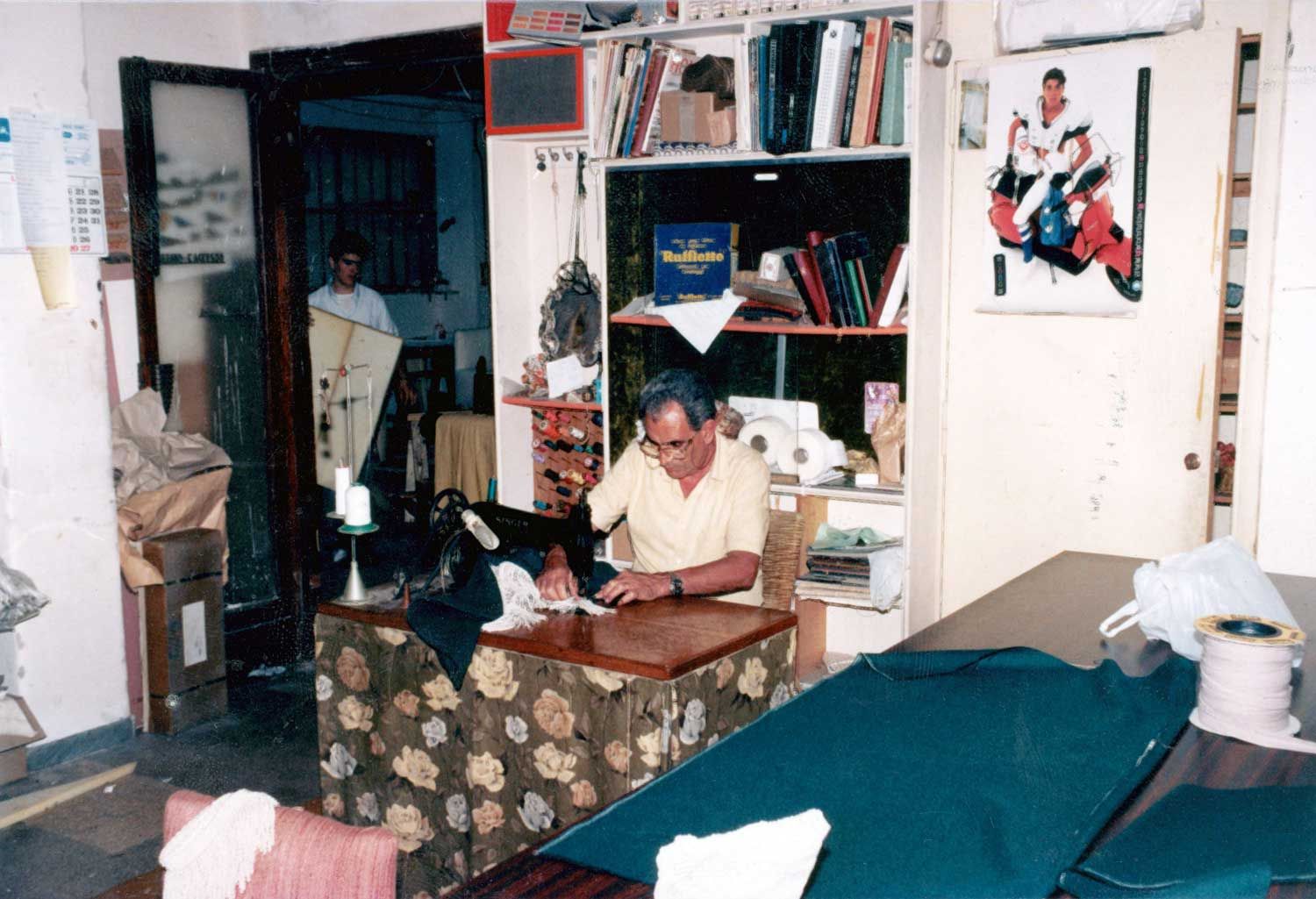 Vincenzo Ruggieri alla macchina da cucire nel 1986